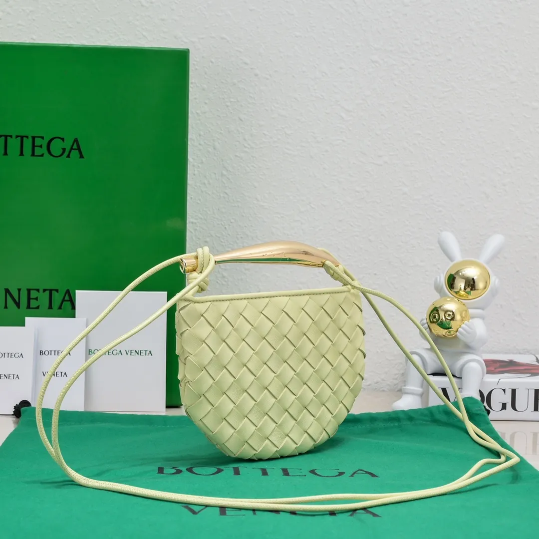 Batch 1216 BV Mini Sardine is coming‼ ️Super high-end, stainless steel hardware + 24k real gold plating process, fish scales (concave and convex positions) are the finishing touch, the sardine bag that can be carried cross-body is completely beautiful to the heart. The metal element handle and weaving are perfectly combined to completely integrate the artistic sense and elegance and fashion. It is really like a work of art🏺The large size is elegant, the small size is exquisite and cute, a must-have item for fashionistas, and the details are perfectly reproduced. Style number: 6680# Size 20*12*2.5